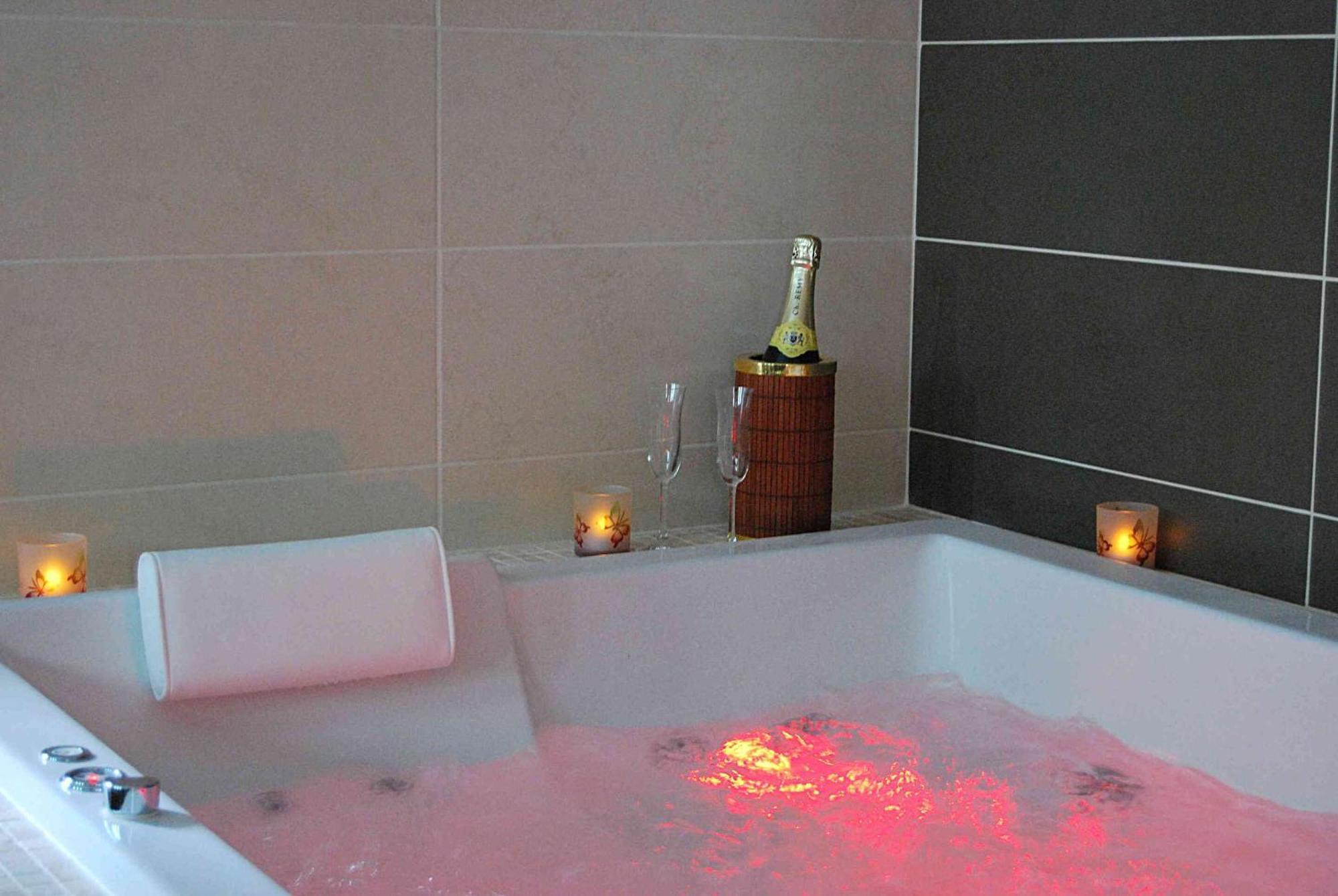 Le Clos Des Tilleuls D Day Home, Chambres D'Hotes, Suite Avec Sauna Privatif, Suite Avec Balneotherapie Privative, En Supplement Option Spa Bain A Remous La Vendelée Eksteriør bilde